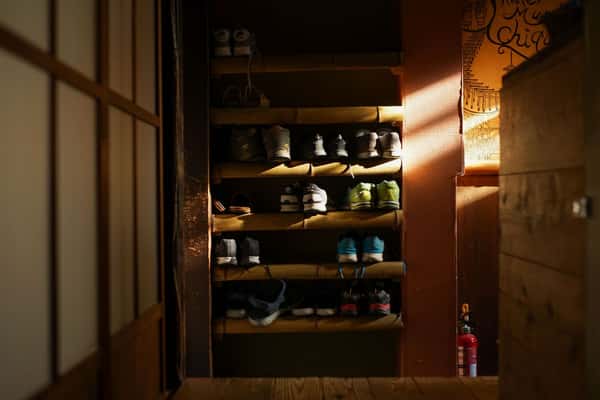 กู้วิกฤตหน้าบ้านรก: หยุดวงจรรองเท้ากองด้วย The Shoe Matrix