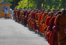 ทำบุญวันพระ vs วันธรรมดา: ทำไมต้องรอวันสำคัญ ในเมื่อบุญทำได้ทุกวัน? ทำบุญวันพระ vs วันธรรมดา: ทำไมต้องรอวันสำคัญ ในเมื่อบุญทำได้ทุกวัน?