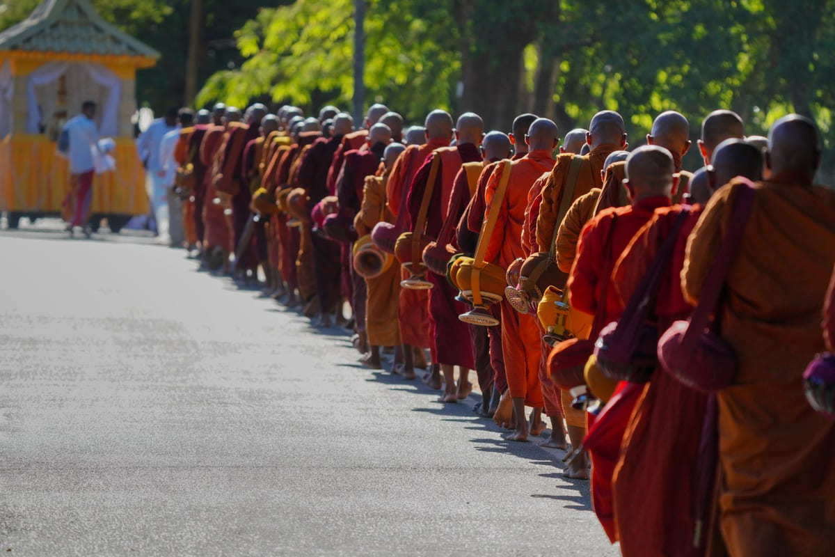 ทำบุญวันพระ vs วันธรรมดา: ทำไมต้องรอวันสำคัญ ในเมื่อบุญทำได้ทุกวัน?